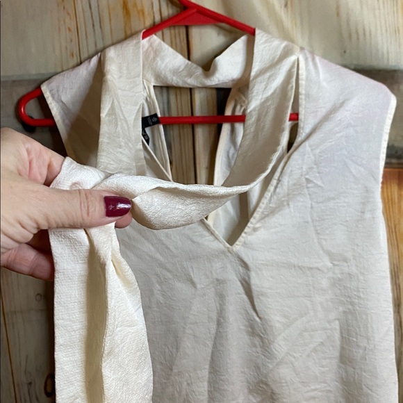 Express NWOT Satin Neck Tie Back White Sleeveless Blouse V-Neck - Picture 5 of 5